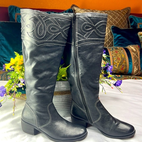 Hazel let leather upper, leather man made lining and sole. Size 11 medium - Picture 2 of 8